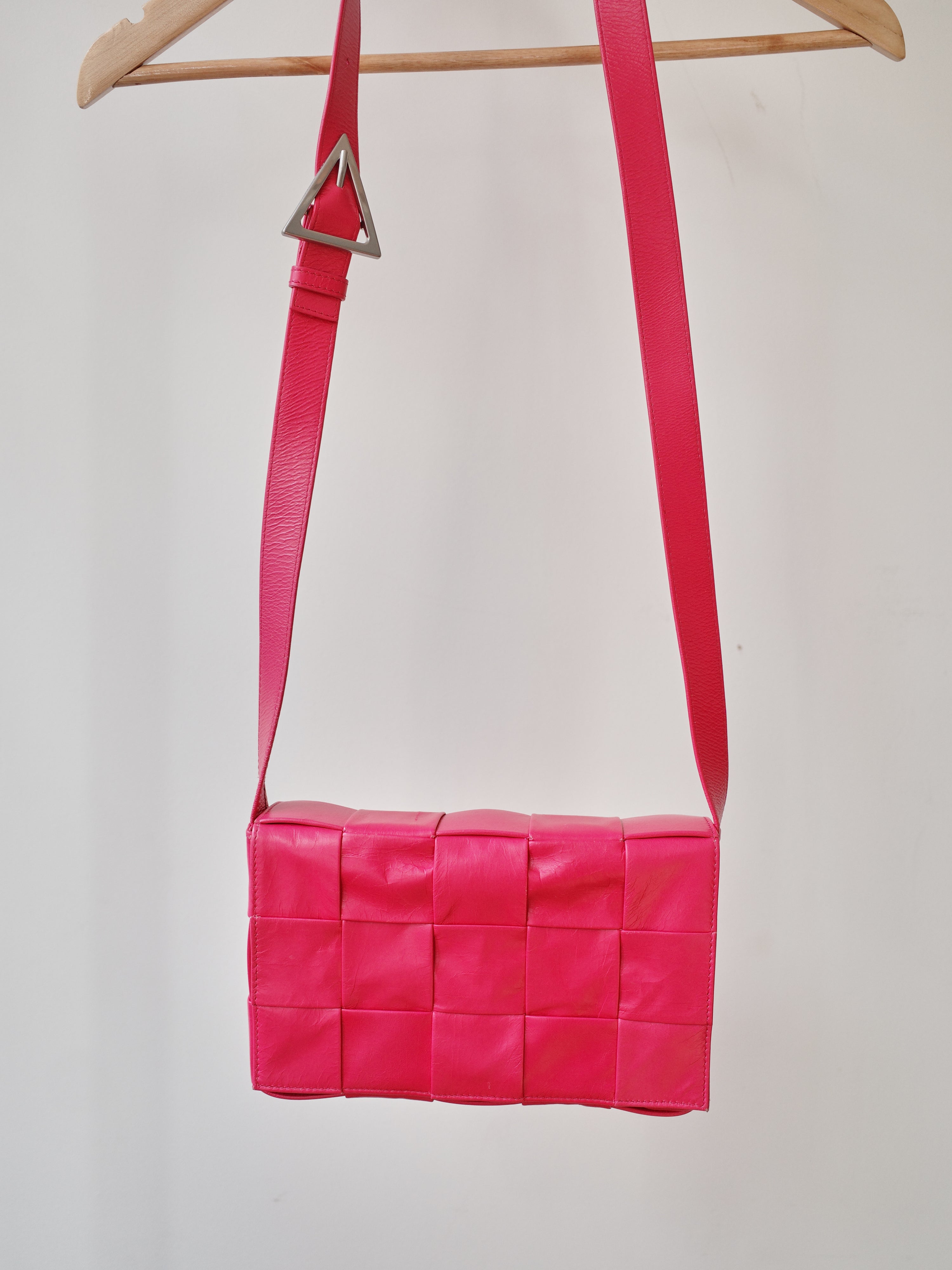 Bottega Veneta Intrecciato Pink Crossbody Bag – FIRE 火