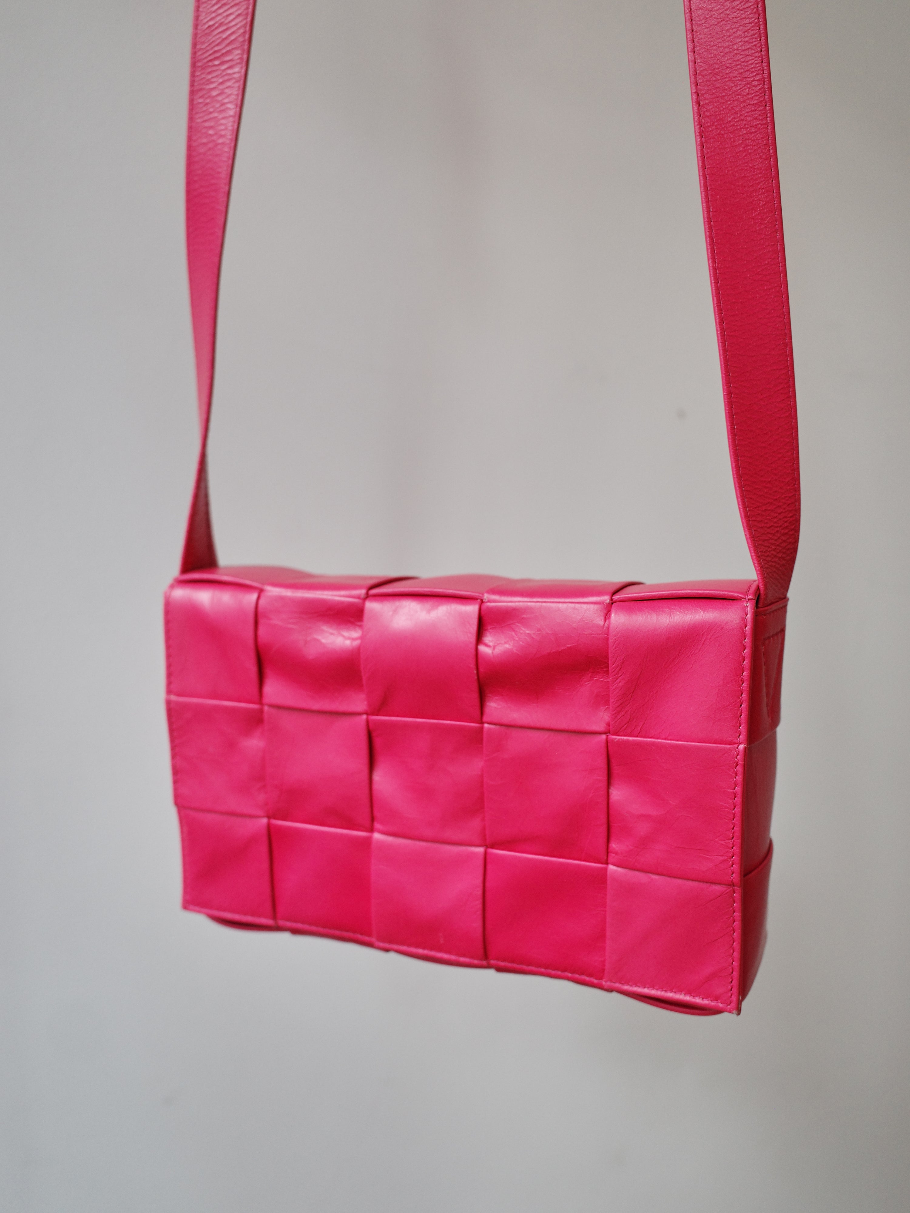 Bottega Veneta Intrecciato Pink Crossbody Bag – FIRE 火