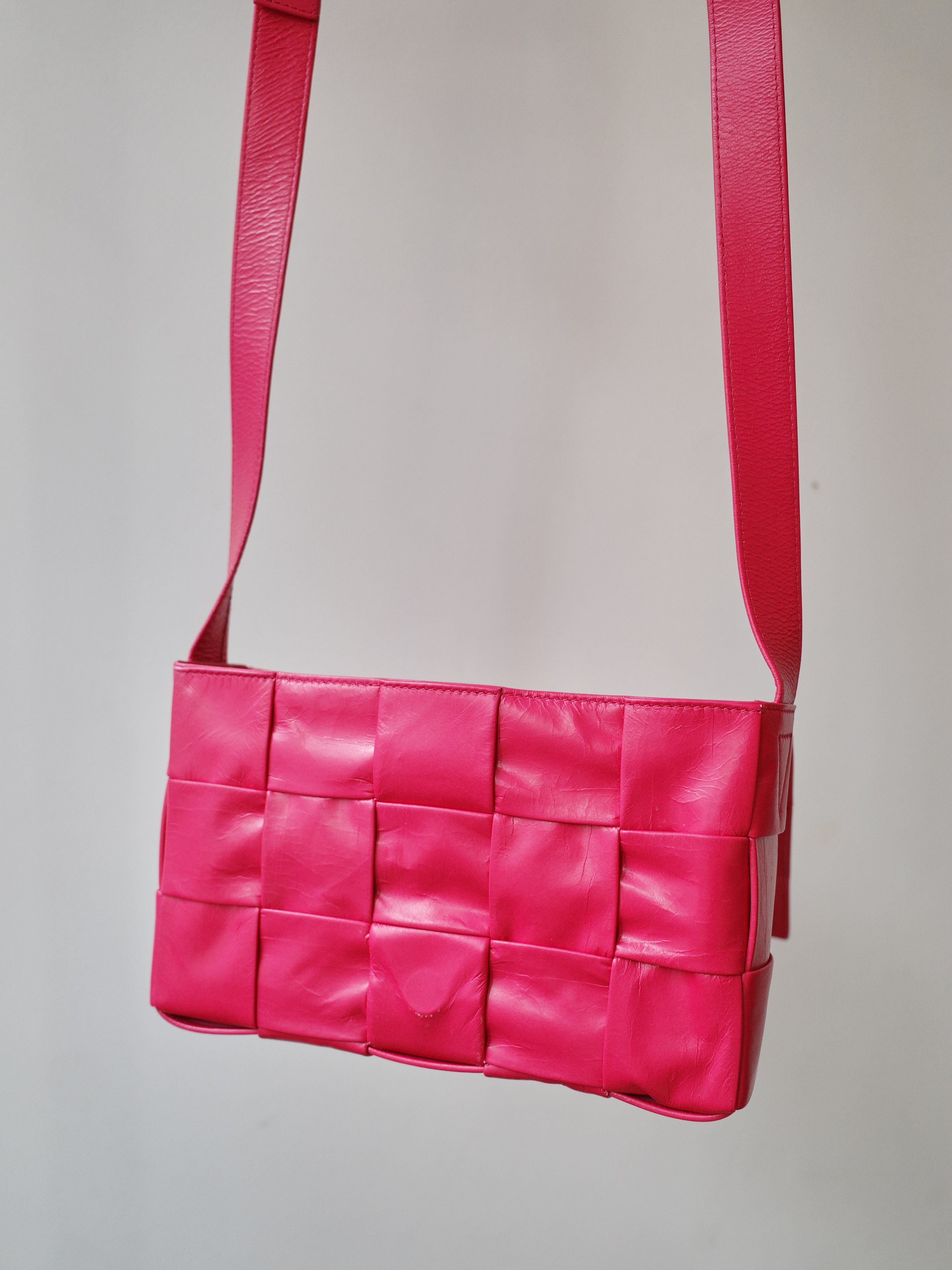 Bottega Veneta Intrecciato Pink Crossbody Bag – FIRE 火