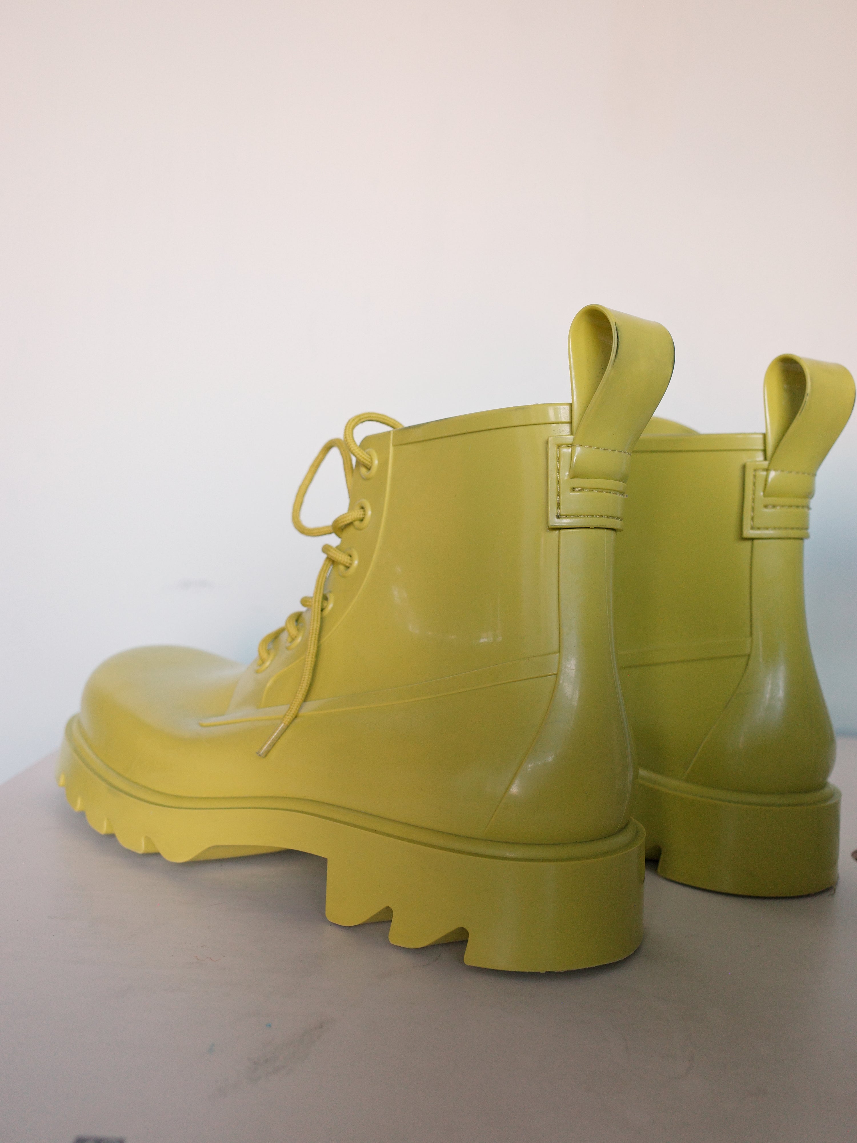 Bottega Veneta Sculpted Rubber Rain Boots in Acid Lime – EARTH 土