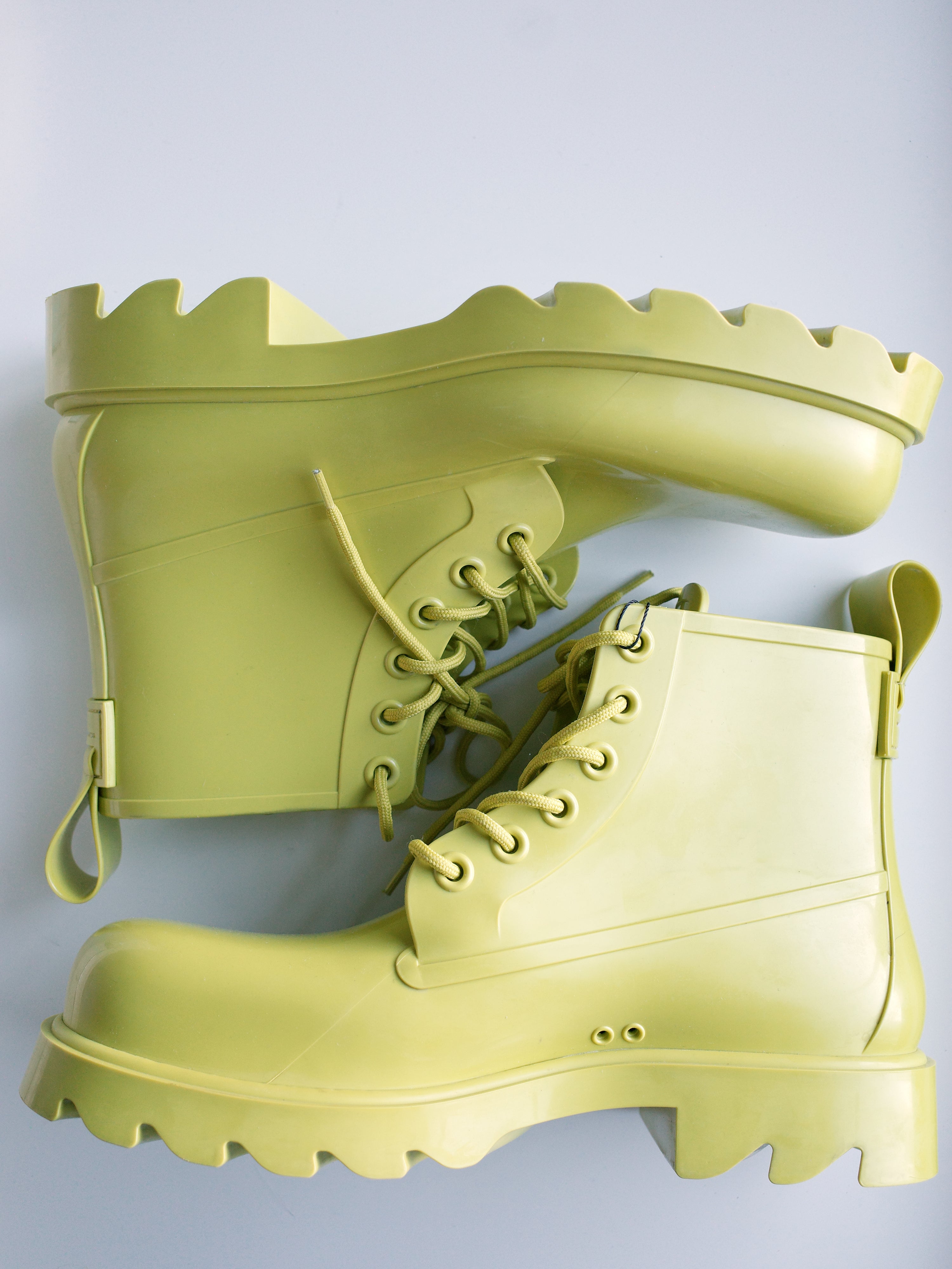 Bottega Veneta Sculpted Rubber Rain Boots in Acid Lime – EARTH 土