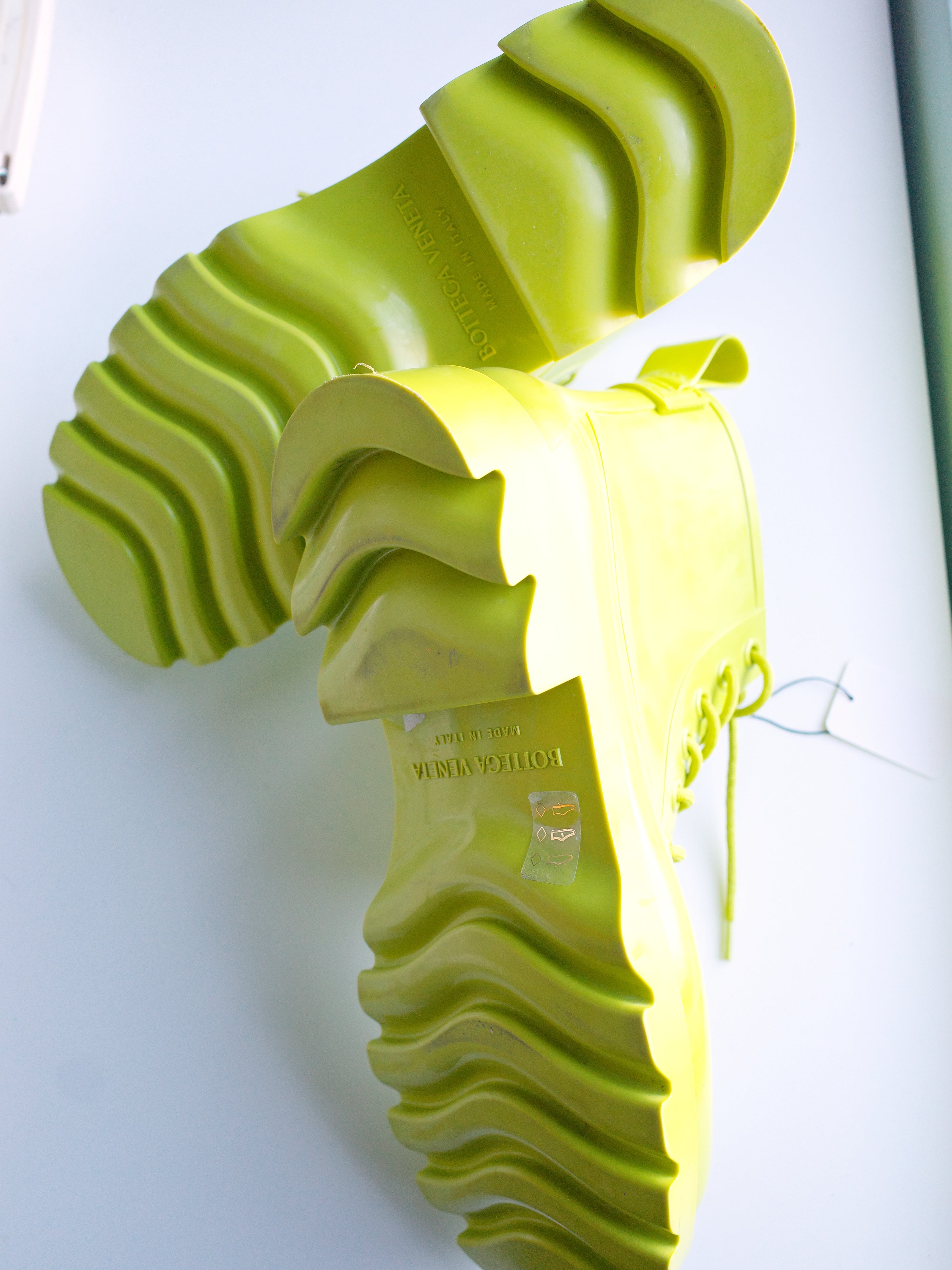 Bottega Veneta Sculpted Rubber Rain Boots in Acid Lime – EARTH 土
