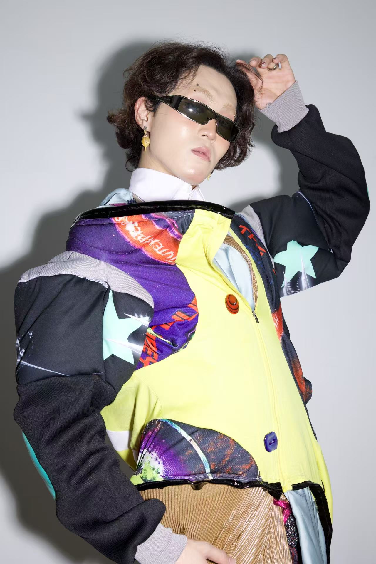 Alexander McQueen Holographic Crystal-Studded Visor Sunglasses – FIRE 火