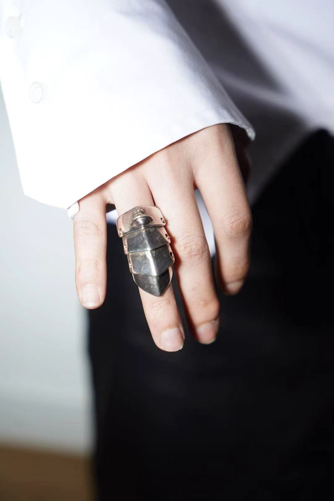 Vivienne Westwood 90s Armored Silver Ring – METAL 金