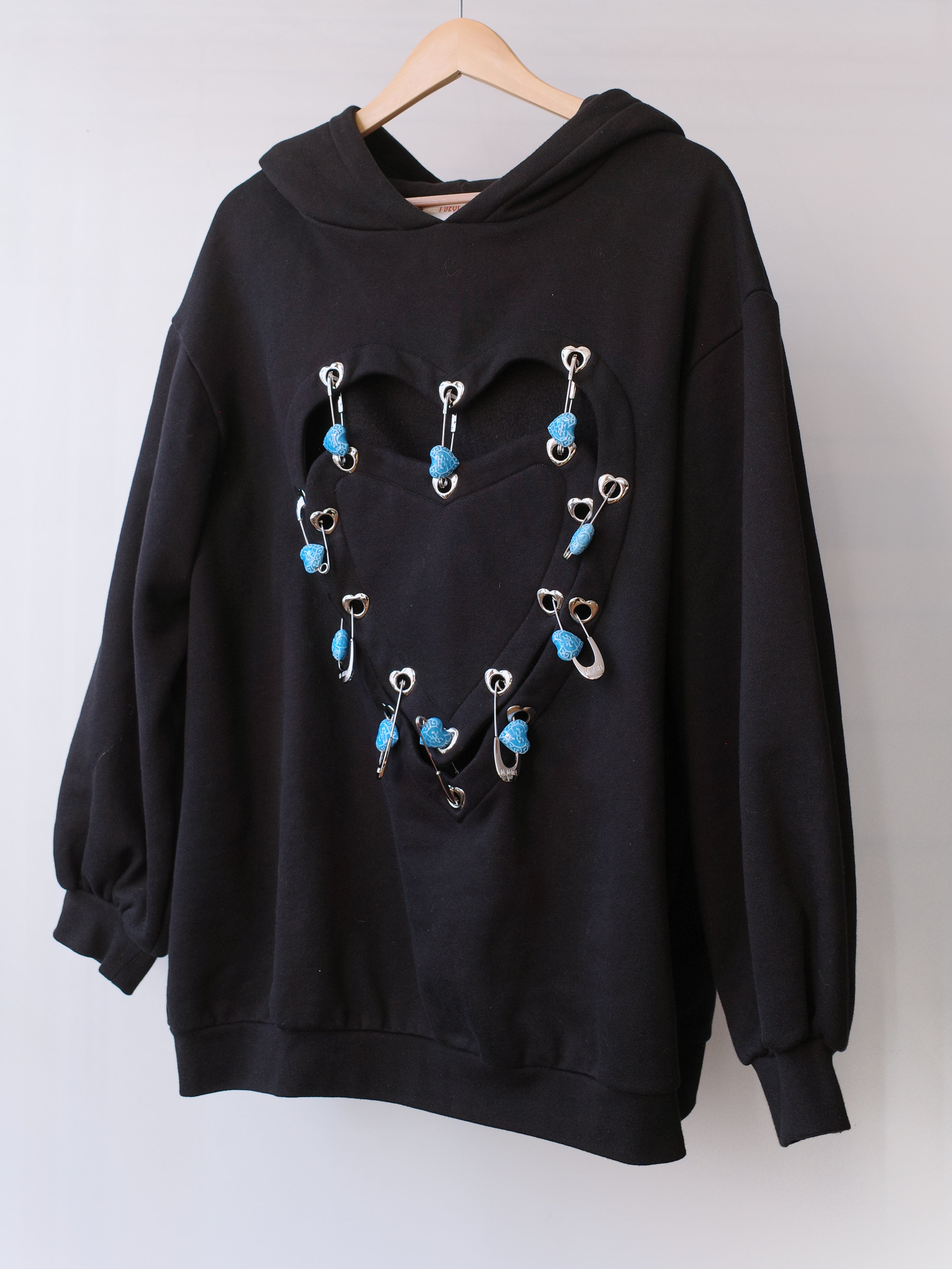 YUEQI QI Heart Cutout Hoodie with Blue Safety Pin Details – METAL 金