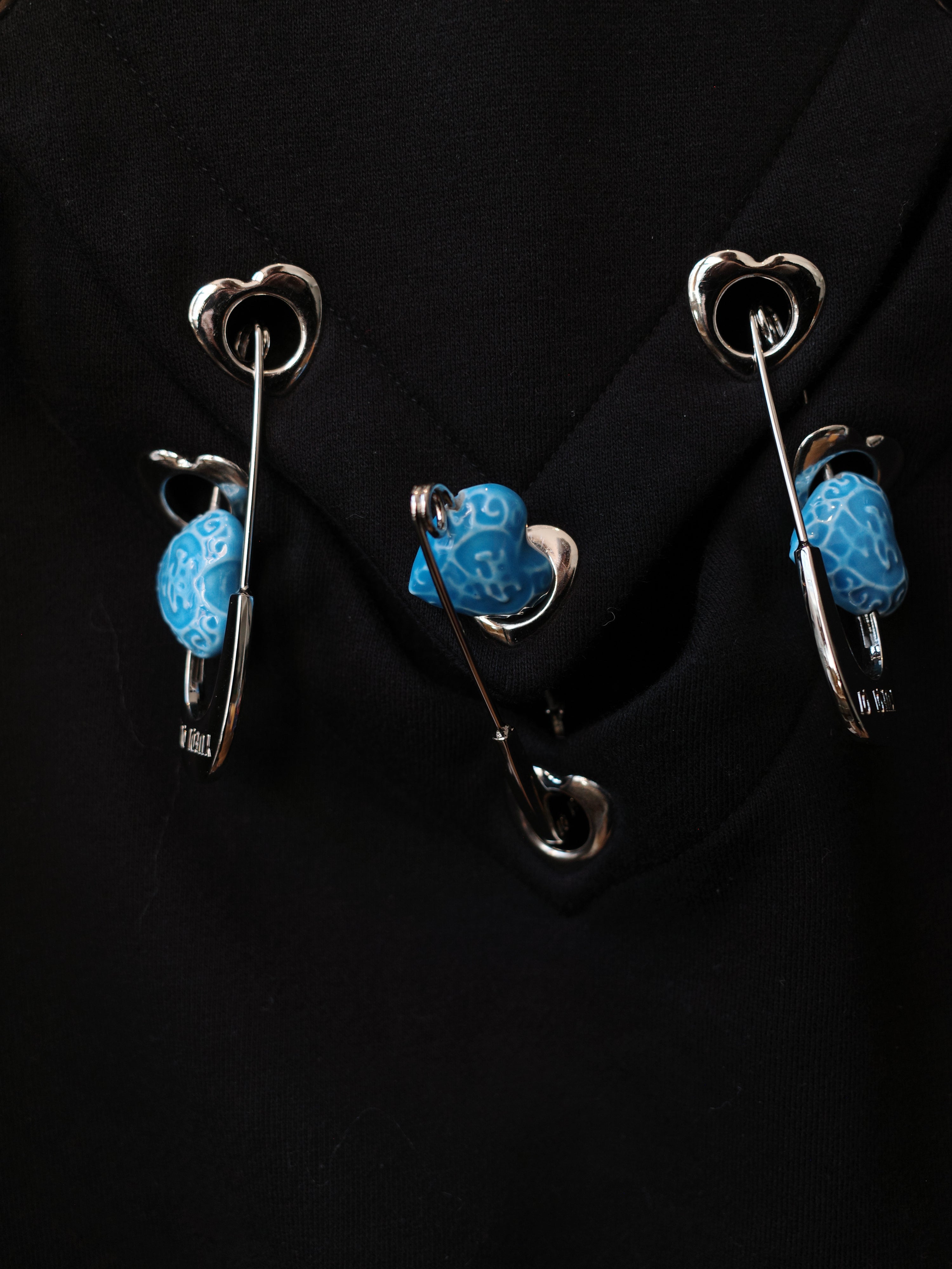 YUEQI QI Heart Cutout Hoodie with Blue Safety Pin Details – METAL 金