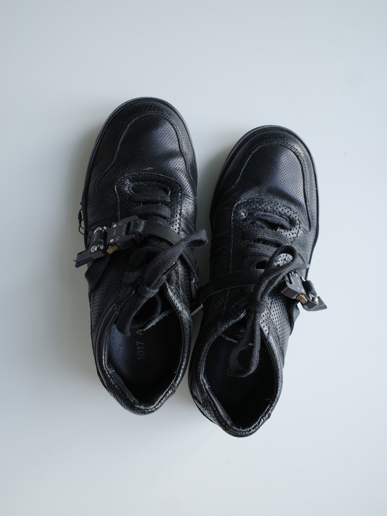 1017 ALYX 9SM Leather Buckle Low Sneakers – METAL 金