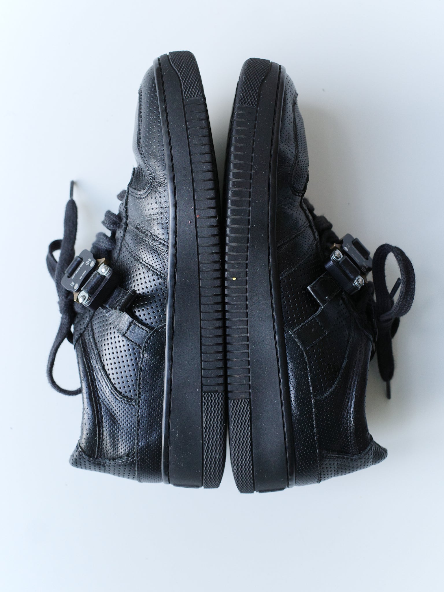1017 ALYX 9SM Leather Buckle Low Sneakers – METAL 金
