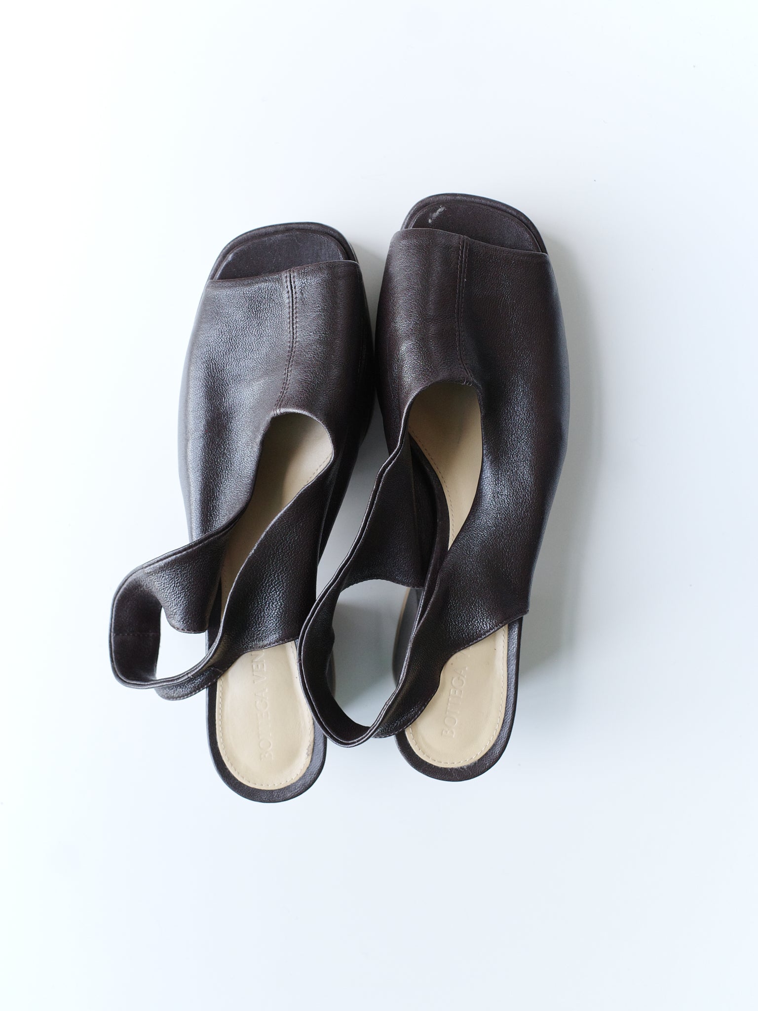 Bottega Veneta Sculpted Leather Sandals – EARTH 土
