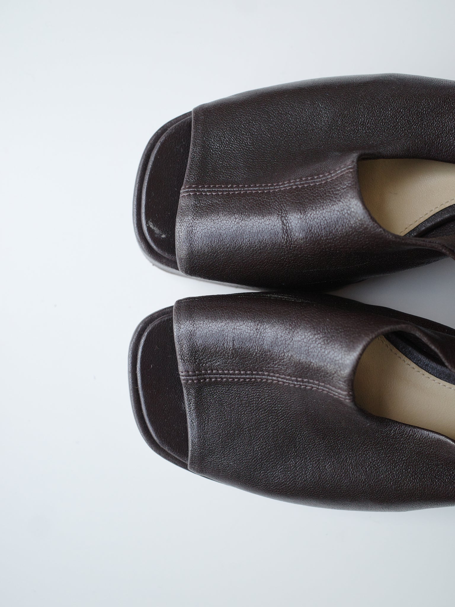 Bottega Veneta Sculpted Leather Sandals – EARTH 土