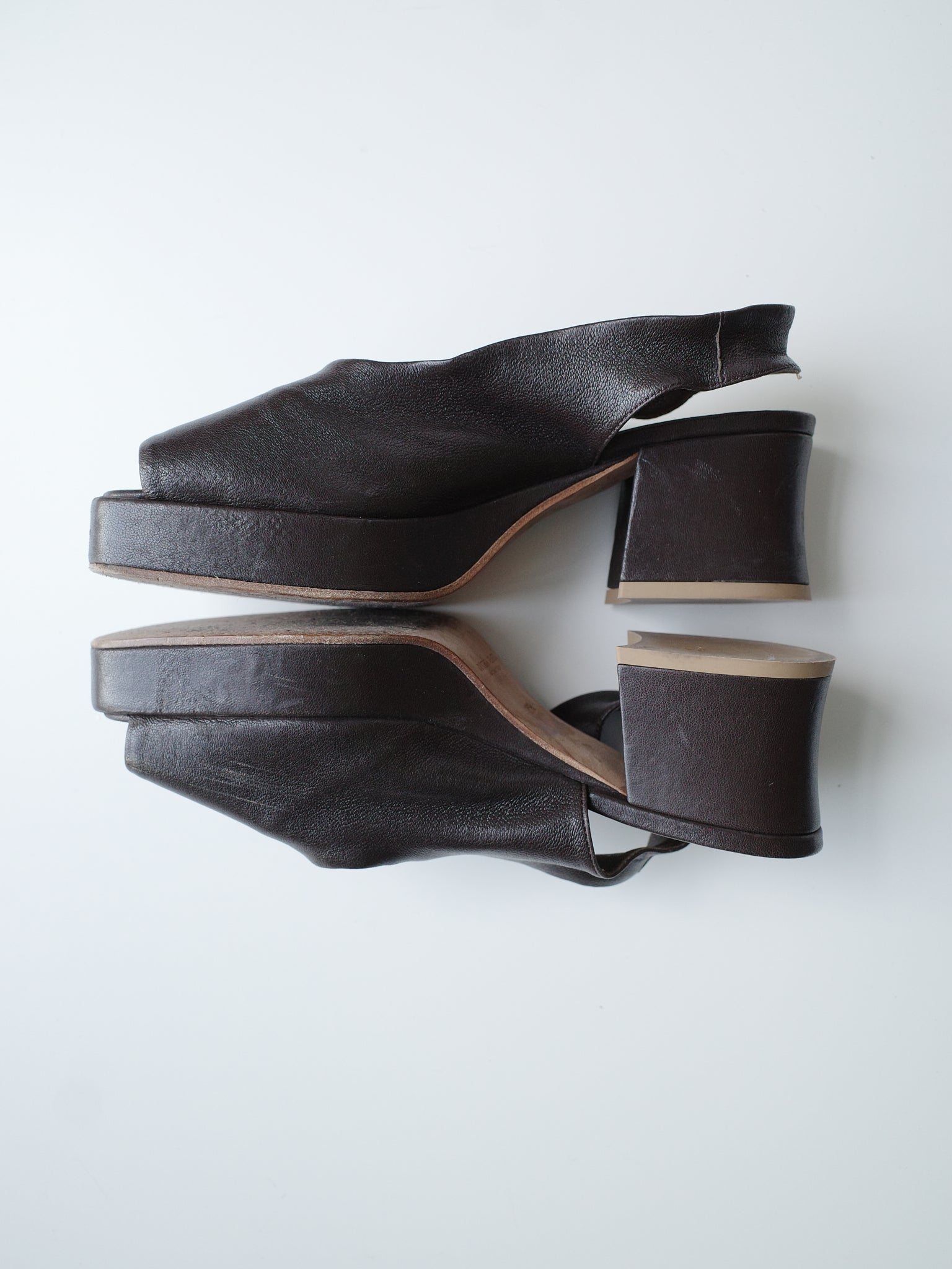 Bottega Veneta Sculpted Leather Sandals – EARTH 土