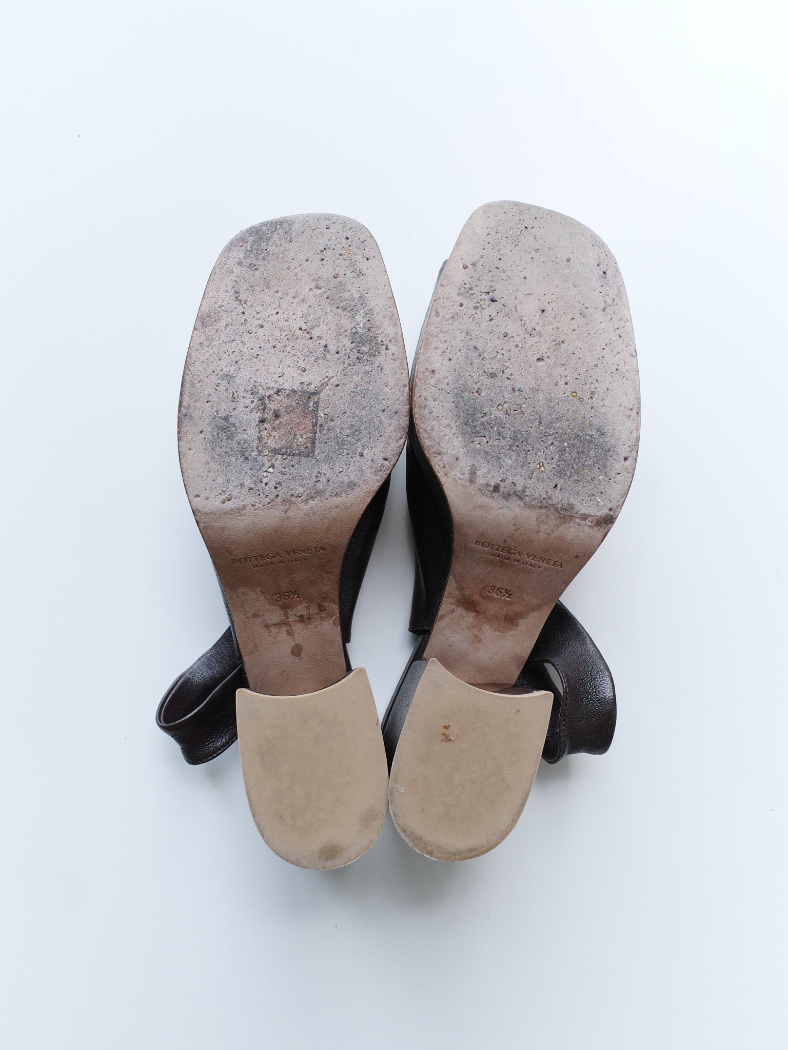 Bottega Veneta Sculpted Leather Sandals – EARTH 土
