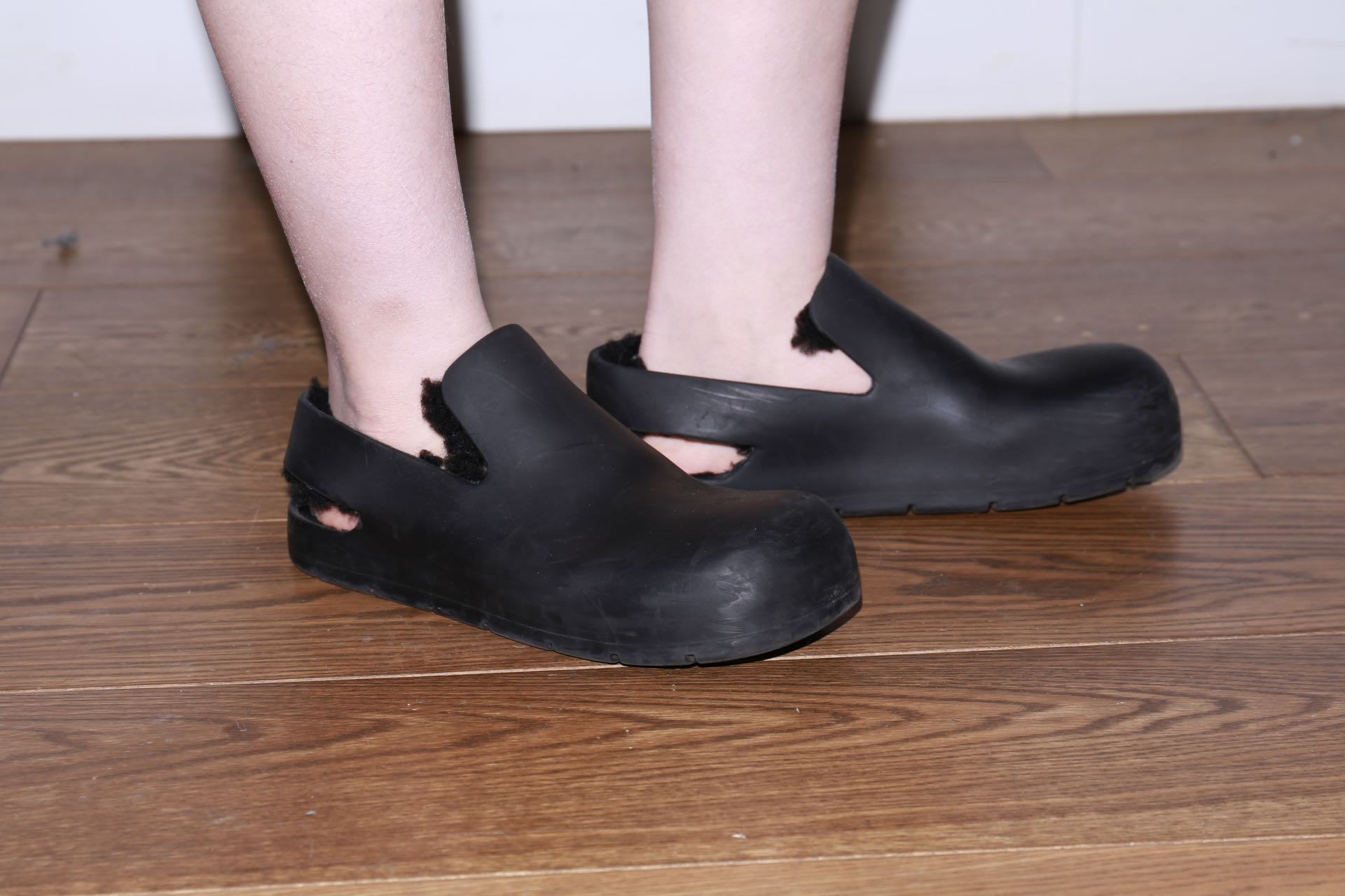 Bottega Veneta Shearling-Lined Rubber Slip-Ons – WATER 水