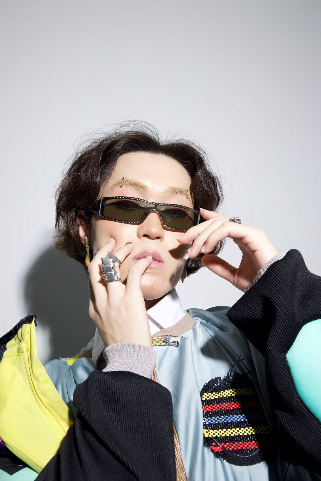 Alexander McQueen Holographic Crystal-Studded Visor Sunglasses – FIRE 火
