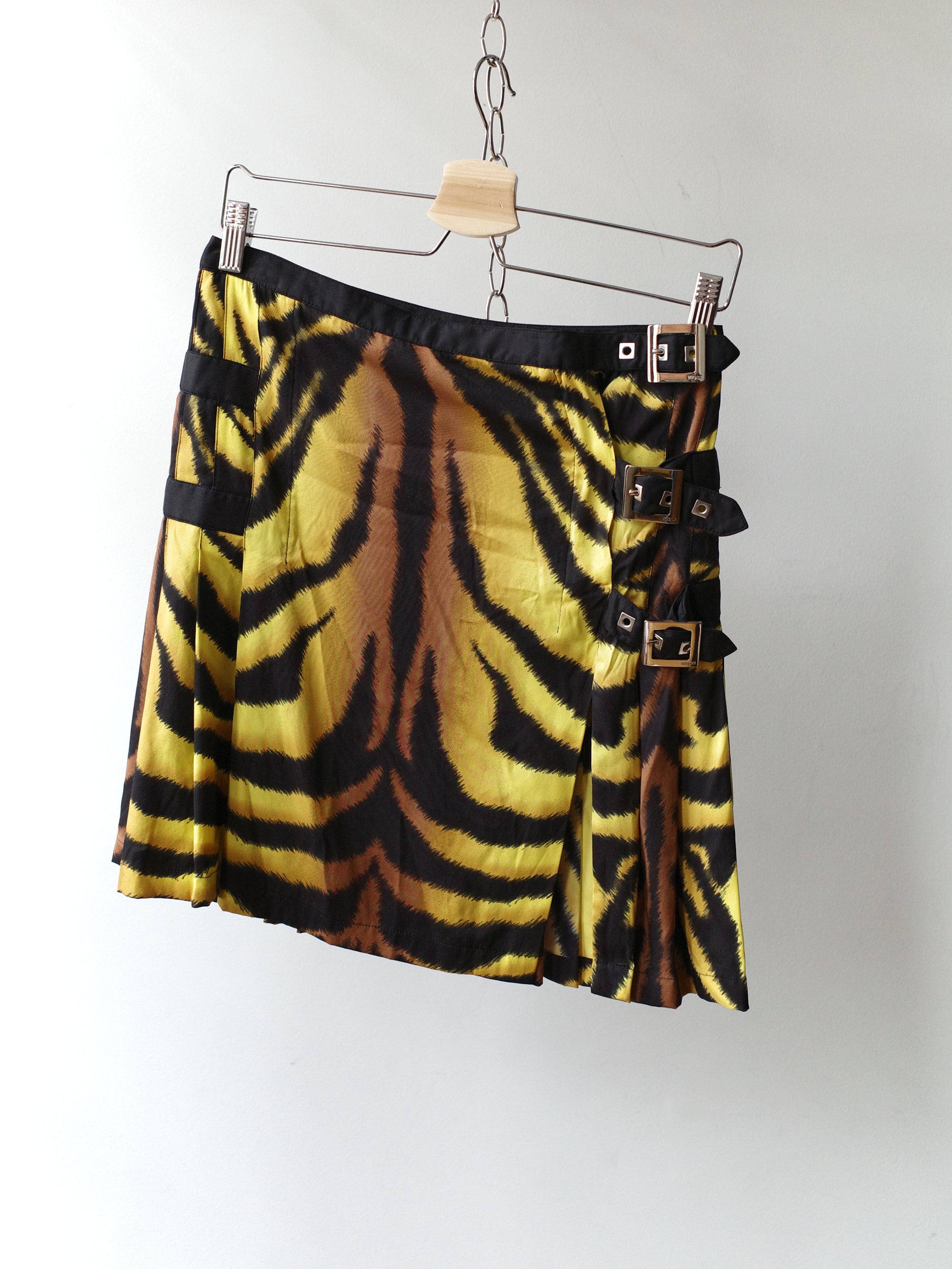 Versace Fall/Winter 2004 Runway Tiger-Print Mini Skirt – FIRE 火
