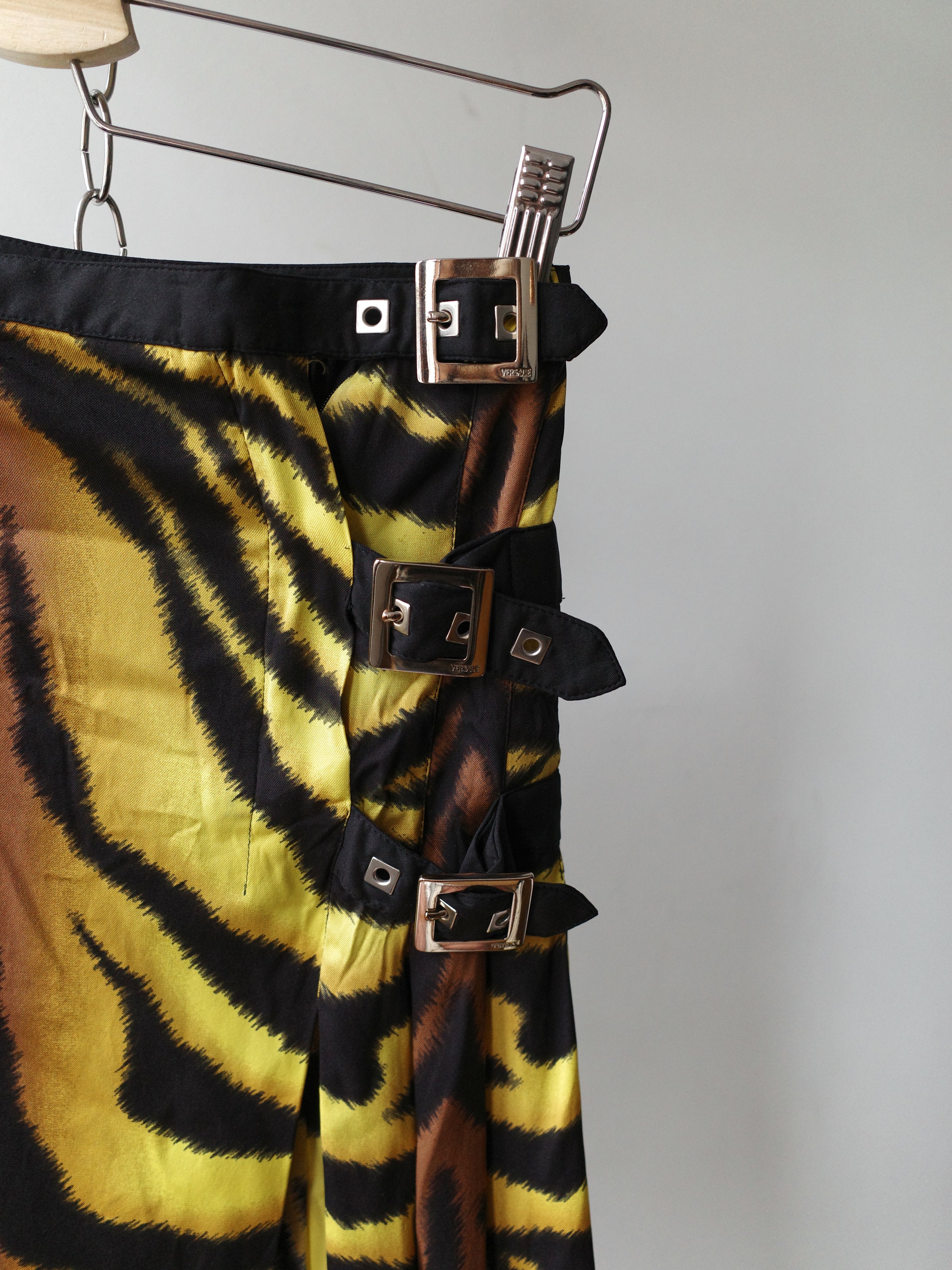 Versace Fall/Winter 2004 Runway Tiger-Print Mini Skirt – FIRE 火