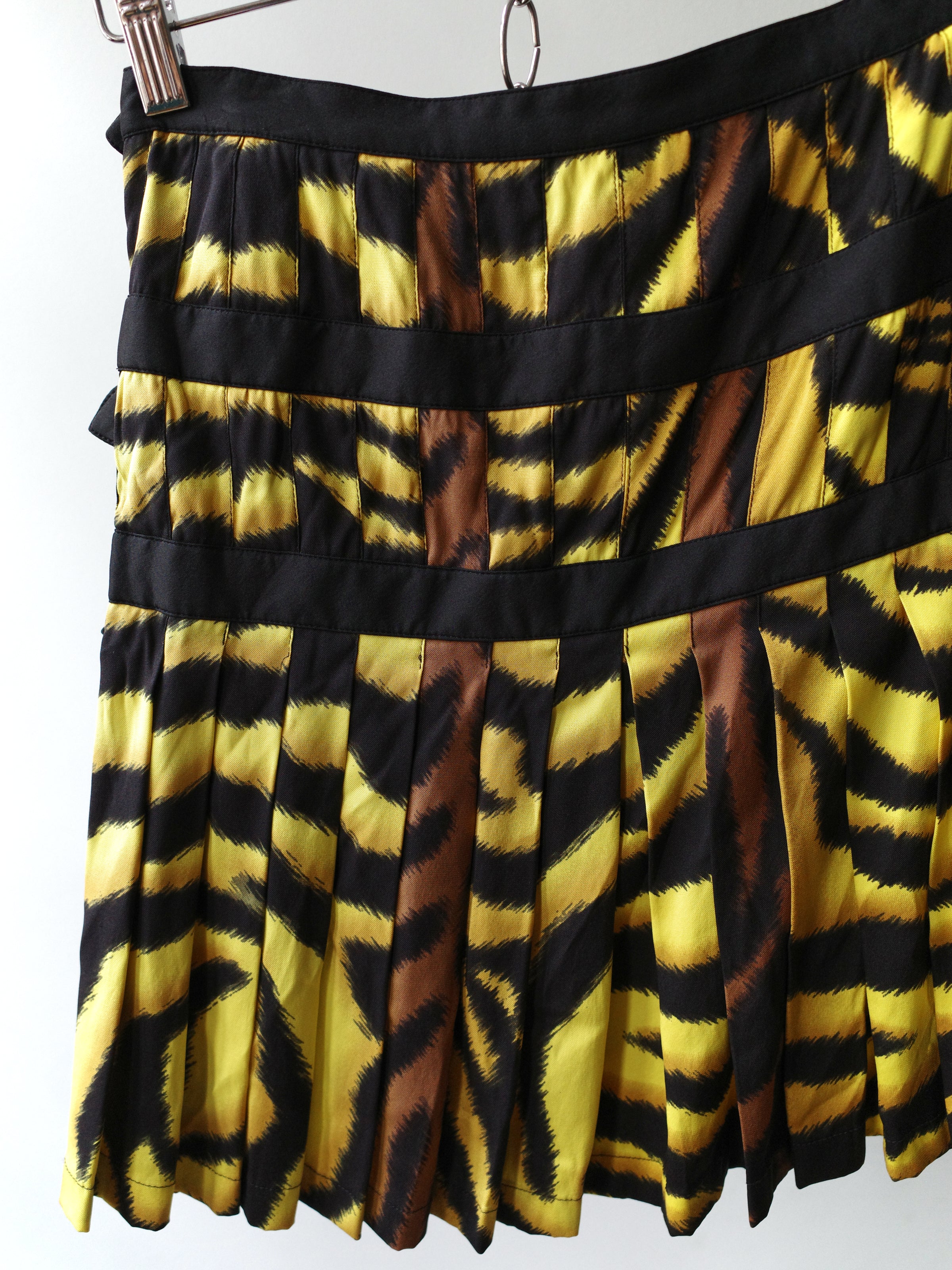 Versace Fall/Winter 2004 Runway Tiger-Print Mini Skirt – FIRE 火